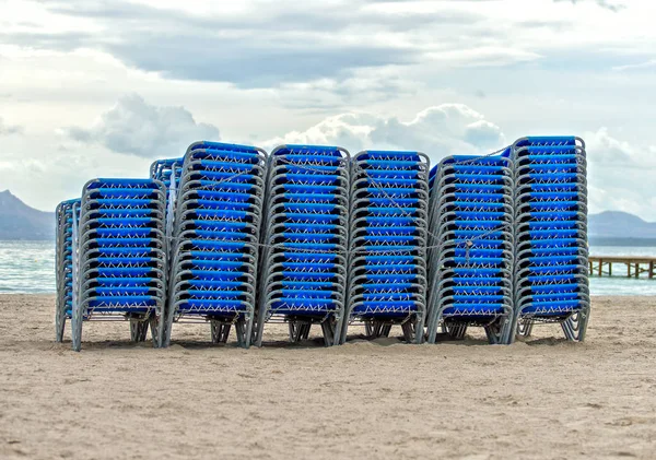 Άφθονο διπλωμένο ξαπλώστρες στην παραλία. — Φωτογραφία Αρχείου