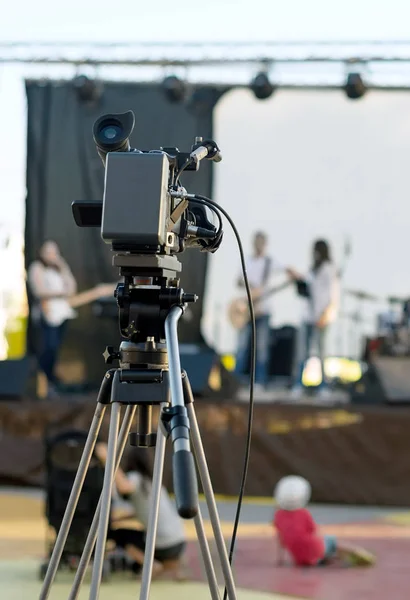 Cámara de TV está lista para rodar el concierto . — Foto de Stock