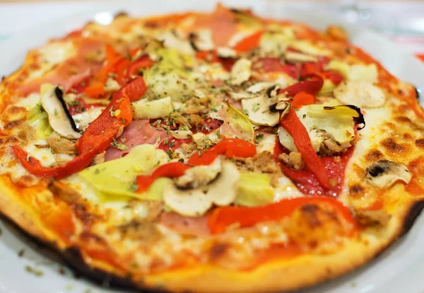 Pizza mit Schinken, Paprika und Pilzen. — Stockfoto