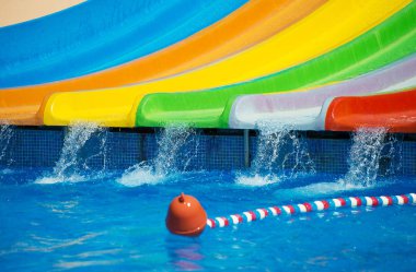 Renkli plastik su kaydırağı aqua Park.