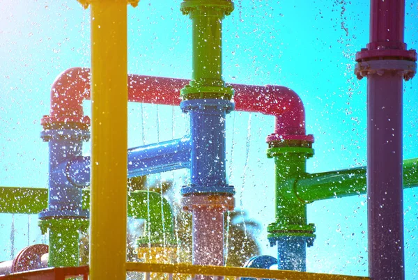 아쿠아 파크에서 다채로운 플라스틱 물 파이프. — 스톡 사진