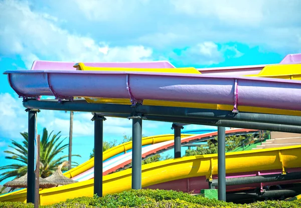 Coloridos toboganes de plástico en el parque de atracciones . — Foto de Stock