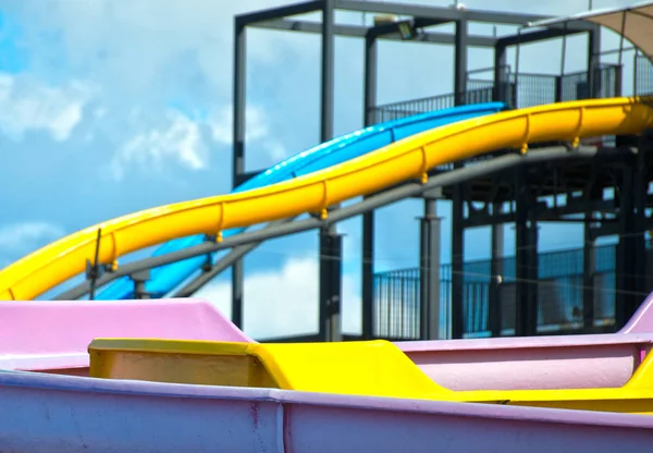 Coloridos toboganes de plástico en el parque de atracciones . — Foto de Stock