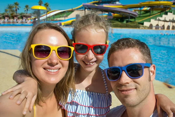 Familia feliz tomando selfie en vacaciones en el parque acuático . —  Fotos de Stock