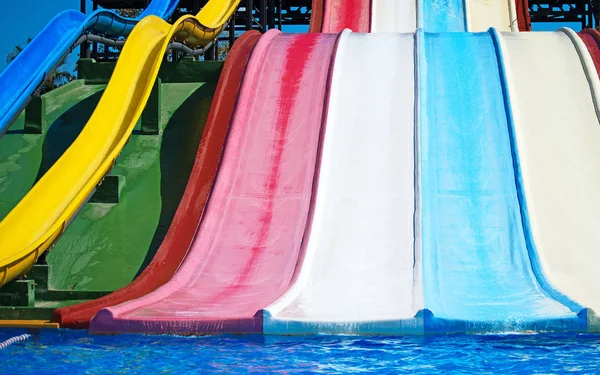 Coloridos toboganes de plástico en el parque acuático . — Foto de Stock