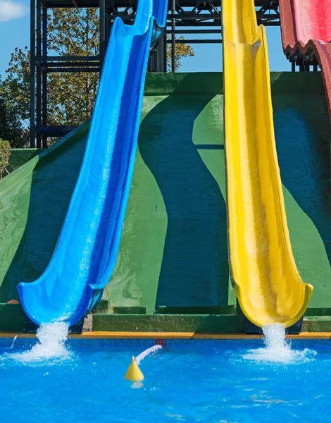 Coloridos toboganes de plástico en el parque acuático . —  Fotos de Stock