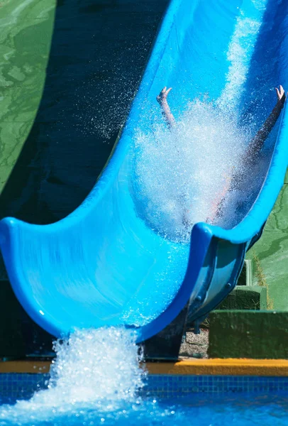 Frau rutscht auf Wasserrutsche in Aquapark. — Stockfoto