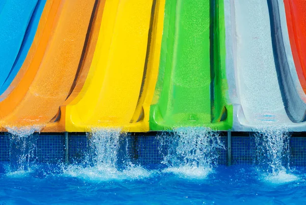 Renkli plastik su kaydırağı aqua Park. — Stok fotoğraf