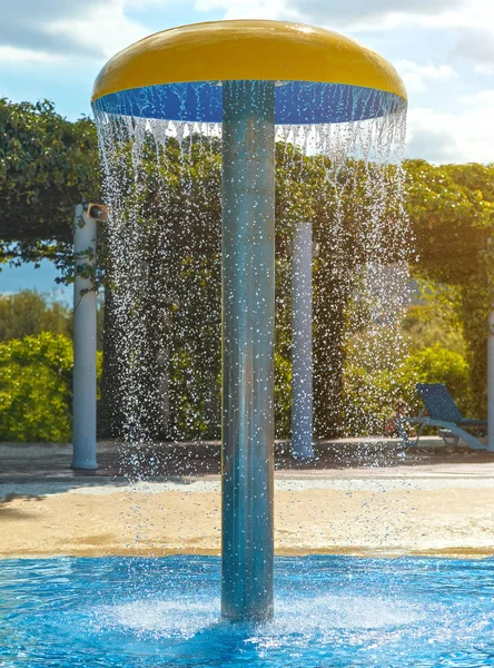 Dekoratív gomba zuhany a víz-park. — Stock Fotó