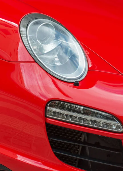 Widok z bliska czerwony sportowy samochód reflektorów. — Zdjęcie stockowe