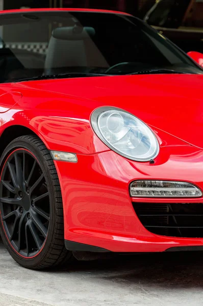 Close-up beeld van rode sportauto koplamp. — Stockfoto