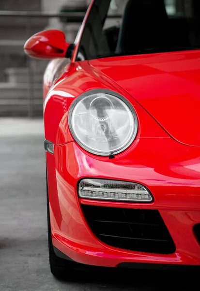 Close-up view of red sports car headlight. — Stock Photo, Image