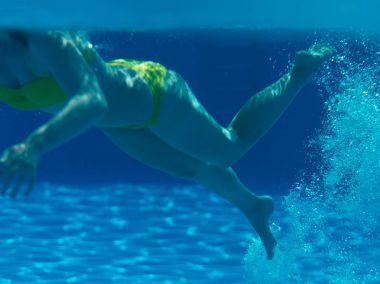 Sualtı yüzme havuzunda Yüzme kadın.