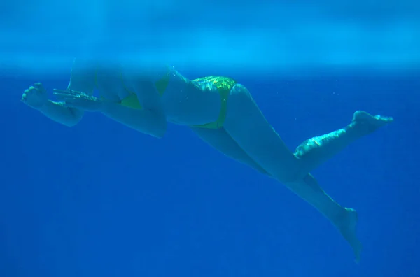 Mulher nadando debaixo d 'água na piscina . — Fotografia de Stock