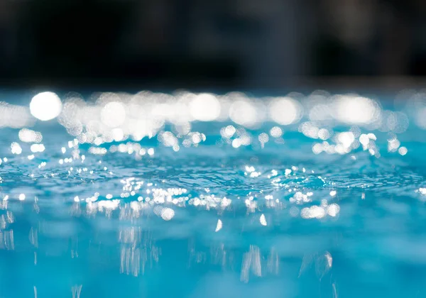 Zwembad wateroppervlakte. Geschikt voor achtergrond. — Stockfoto