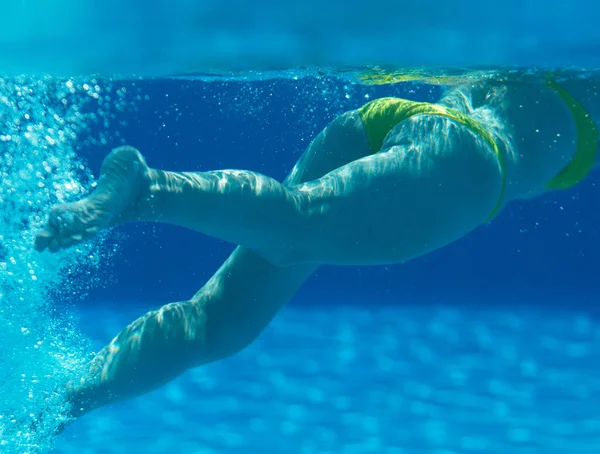 Frau schwimmt unter Wasser im Schwimmbad. — Stockfoto