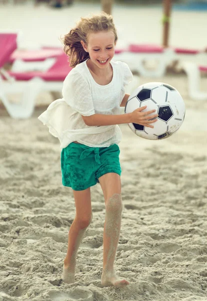 Cute dziewczynka grający z piłką na plaży. — Zdjęcie stockowe