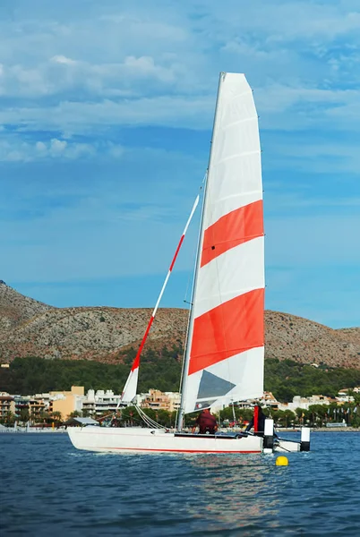 Yate de vela en la bahía del mar . — Foto de Stock