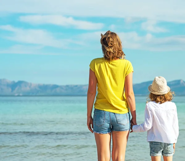 Dziewczynka i jej matka na plaży. — Zdjęcie stockowe