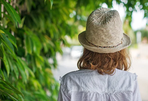 Lilla flickan gick på gatan. Bakifrån. — Stockfoto