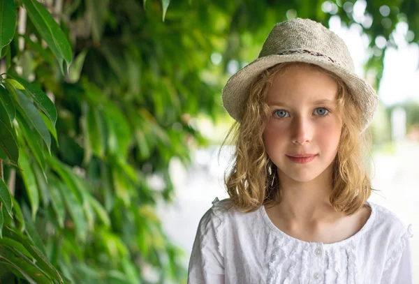 Portrait de mignonne petite fille dans la rue . — Photo