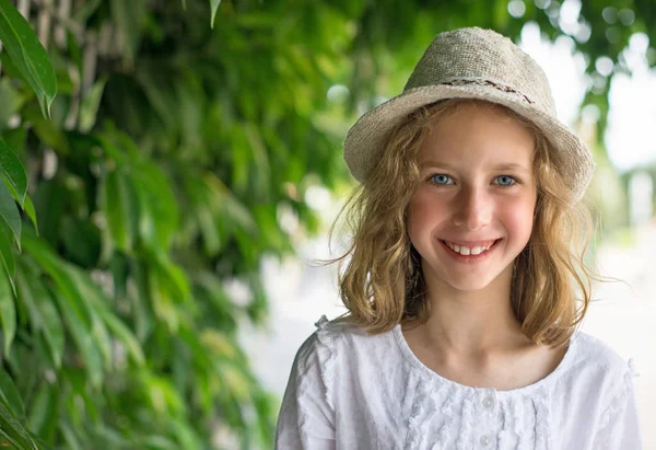 Porträtt av söt leende liten flicka på gatan. — Stockfoto