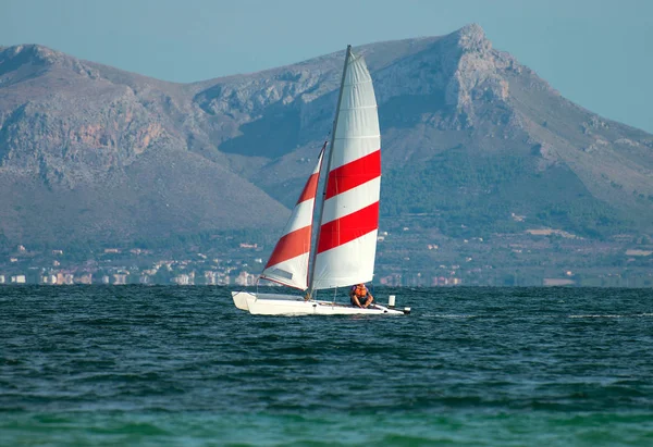 Yate de vela en la bahía del mar . — Foto de Stock