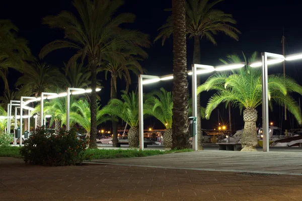 Rua noturna em Port de Alcudia . — Fotografia de Stock