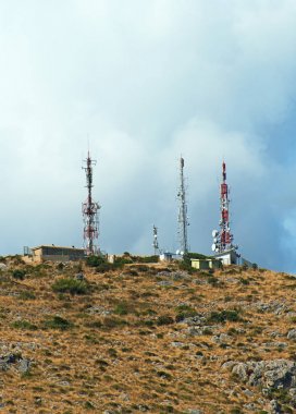 Tepe üzerinde antenler ile iletişim direkleri.