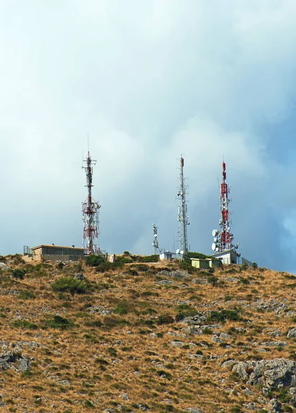 Torri di telecomunicazione con antenne sulla collina . — Foto Stock