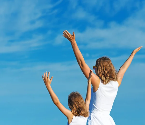 Mujer y niño con las manos en alto en el cielo . — Foto de Stock