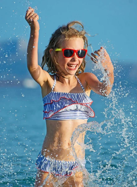 Kleines Mädchen hat Spaß im Meer. — Stockfoto