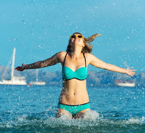 Kobieta, ciesząc się jej urlop na morzu. — Zdjęcie stockowe