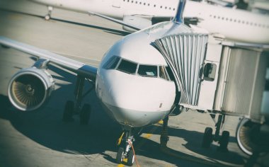 Havaalanında yolcu uçağı. Yatılı.