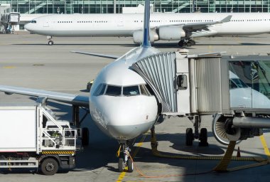 Havaalanında yolcu uçağı. Uçak bakım.