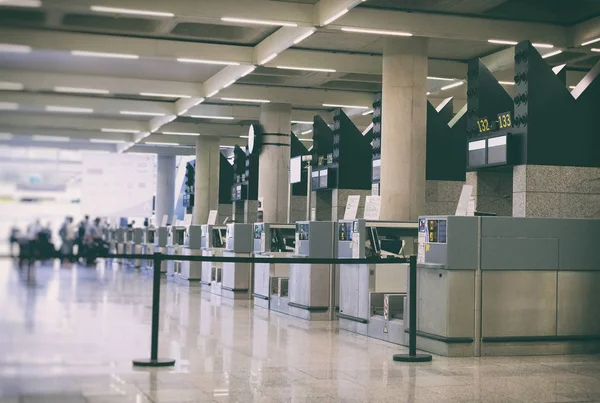 Check-in nel moderno terminal dell'aeroporto internazionale . — Foto Stock