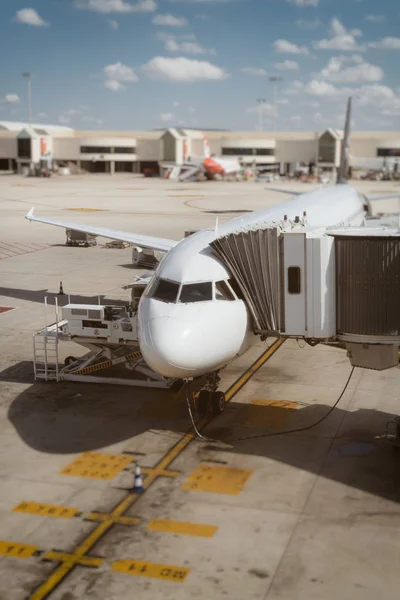 Avión de pasajeros en el aeropuerto. Mantenimiento de aeronaves . — Foto de Stock