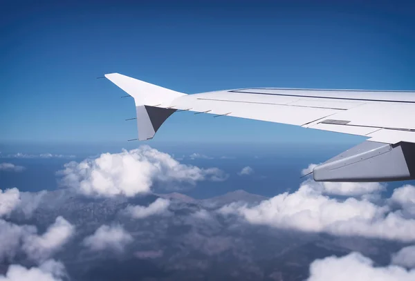 Vleugel van een vliegtuig, bekijken vanuit venster. — Stockfoto