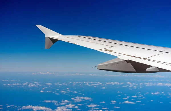 Vingen på ett flygplan, vy från fönstret. — Stockfoto
