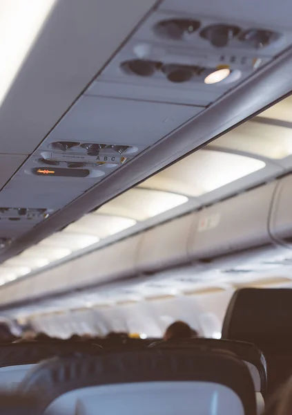 Interieur binnenkant van het vliegtuig met passagiers. — Stockfoto