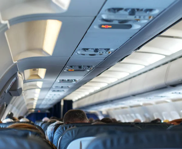 Interior dentro do avião com passageiros . — Fotografia de Stock