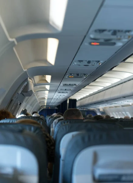Interior del avión con pasajeros . — Foto de Stock