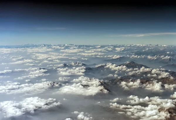 Aerial view of the mountains in the clouds. — Stock Photo, Image