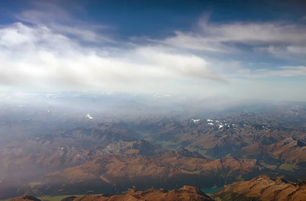 Légi kilátás a hegyekre a felhőkben. — Stock Fotó