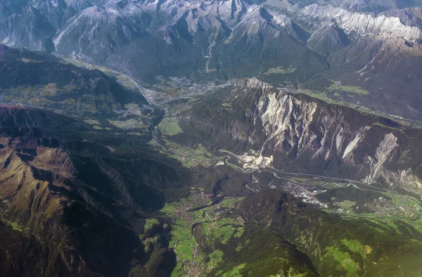 Вид с воздуха на деревню в горах Альп . — Бесплатное стоковое фото