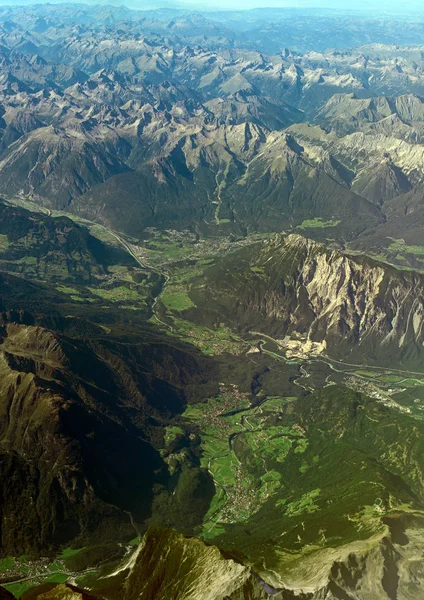 Luftaufnahme eines Dorfes in den Bergen der Alpen. — Stockfoto
