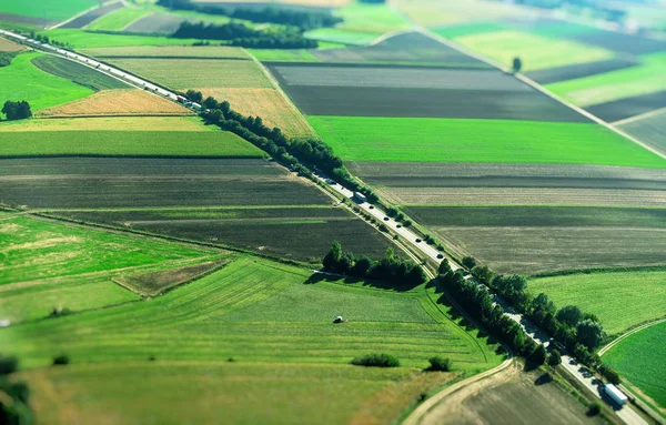 Vedere aeriană a autostrăzii dintre terenurile agricole din Germania . — Fotografie, imagine de stoc