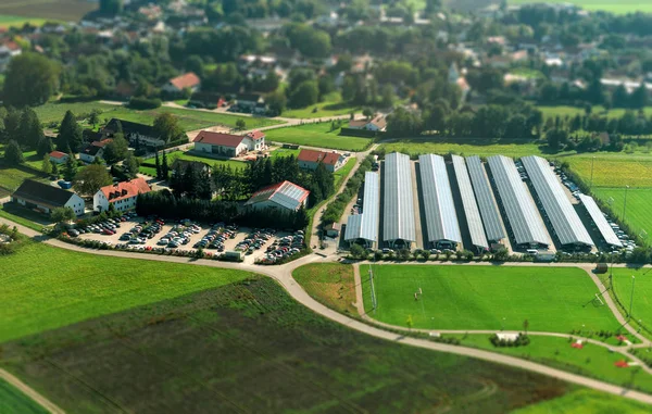 Parking intelligent alimenté par l'énergie solaire d'une vue à vol d'oiseau . — Photo