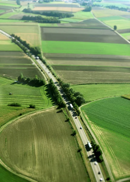 Flygfoto över motorvägen mellan jordbruksmark i Tyskland. — Stockfoto