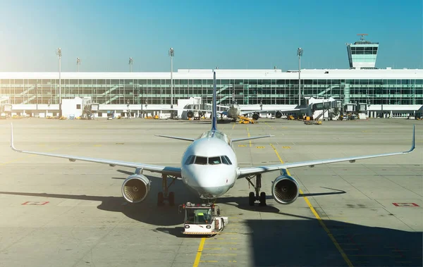 Römorkör Pushback traktör Havaalanı pist üzerinde uçak ile. — Stok fotoğraf